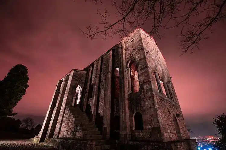 夜晚,诡异,圣玛丽亚教堂,奥维耶多,西班牙_高清图片_全景视觉