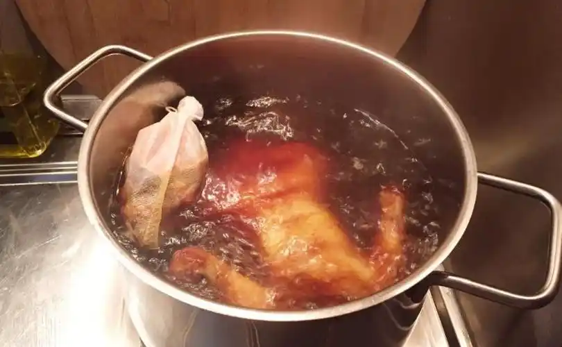 1制作好的卤汤一般在使用第一次的时候都是可以再