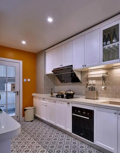 美式风格厨房玻璃门装修图片敞亮干净