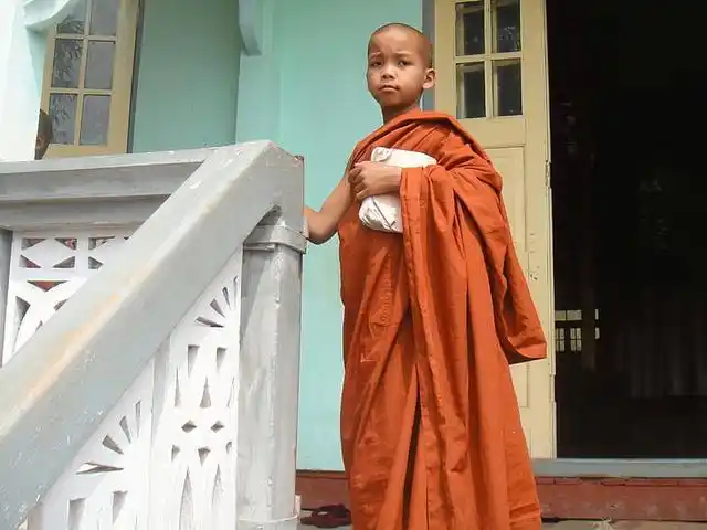 缅甸小和尚,穿着和尚服也超级可爱!