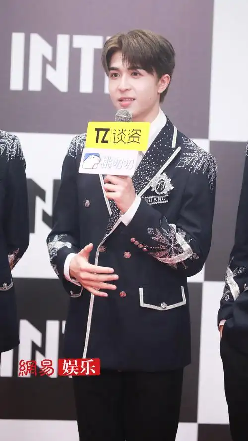 into1成员生图#众所周知,派派素颜绝绝子,忙内门