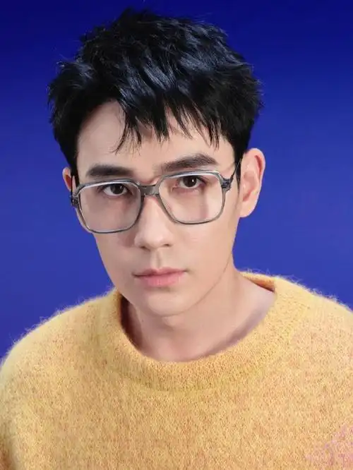 内娱戴眼镜最好看的明星##朱一龙