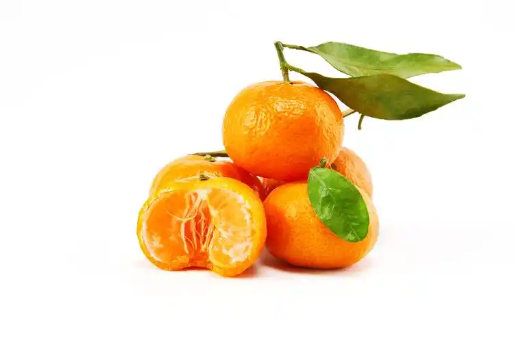 橘色餐饮饮品清新简单白色桌布上一杯由橘子个柠檬榨成的果汁饮品制作