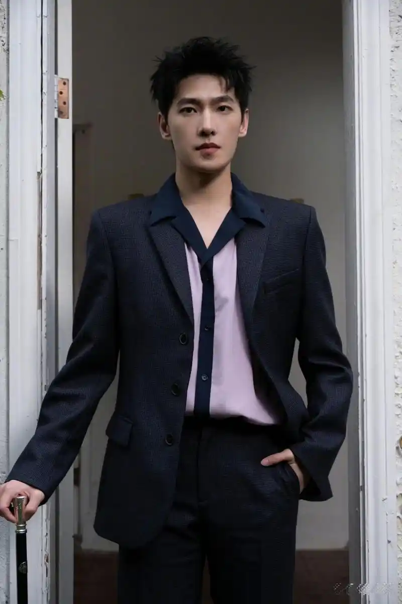 杨洋黑色西装套装搭配