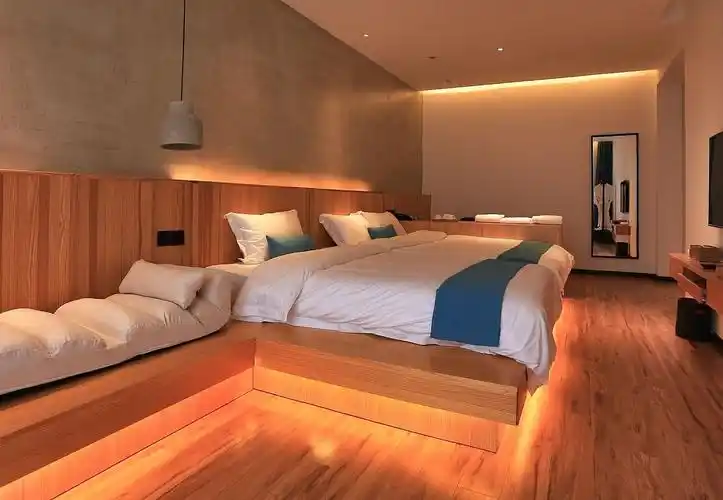 洱海边的民宿,内部灯光特别温馨,很适合情侣度蜜月_房间