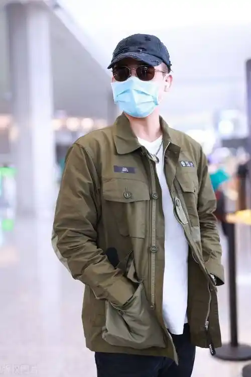 欧豪头戴鸭舌帽穿军绿色外套成熟稳重,黑超遮面难掩帅气