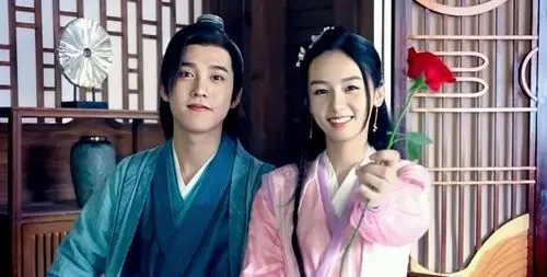 很快,几人就逛散了,顾湘拉上曹蔚宁,哪里热闹就往哪里钻.