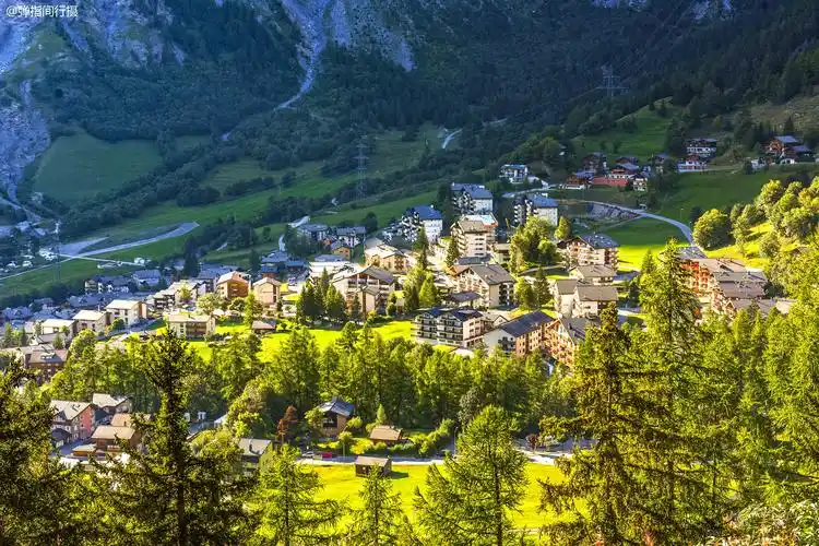 瑞士"最治愈"的温泉小镇,雪山环抱宛如仙境,疫情过后去一趟吧