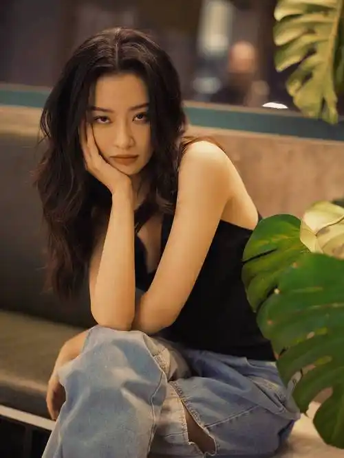 演员孙佳雨冬日慵懒感写真释出 随性闲适时尚感爆棚