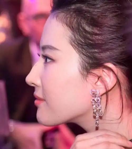 97欧阳娜娜如果鼻子再高一点,侧面是不是看起来好多了?