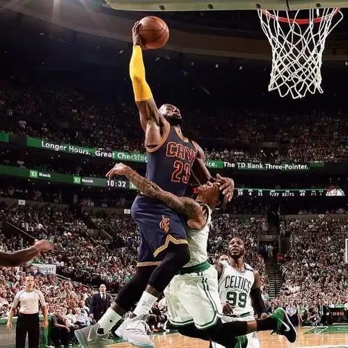 詹姆斯的扣篮瞬间,太帅了吧!|扣篮|詹姆斯|体育课_新浪新闻