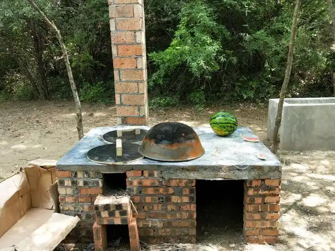 砖和泥垒起的土灶台