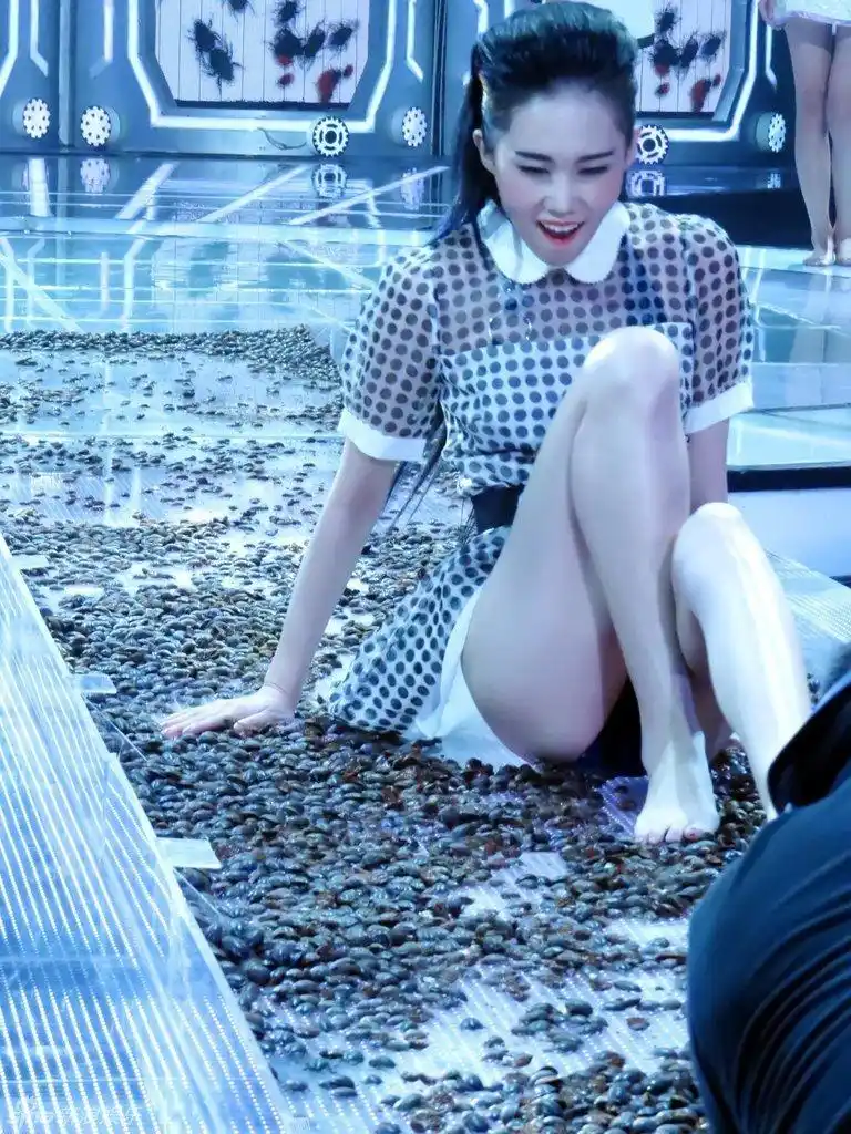 佳丽们在毫不知情的情况出场,被要求脱掉鞋子,赤脚走过活虫t台