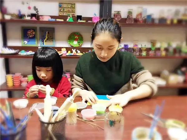 玩转儿童diy乐园店的涂鸦diy和粘土diy手工现场