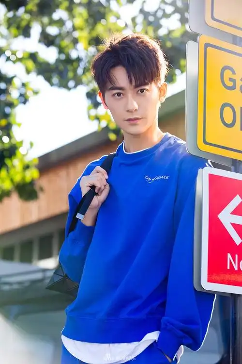 组图:赵志伟写真活力清新 温暖少年融化秋冬