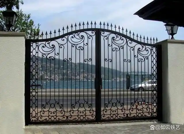 首先,西安铁艺大门造型新颖,融合了中西古典韵味.