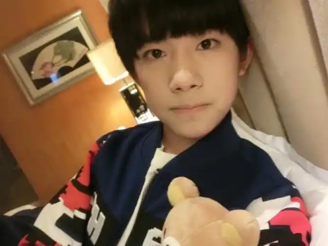 有种神颜叫易烊千玺小时候长相平平如今逆袭成最帅小鲜肉