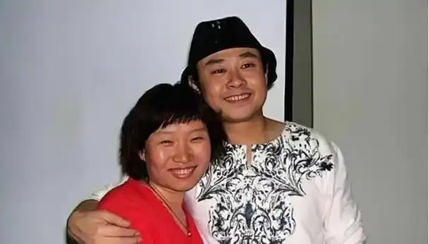 是个敢爱敢恨的女子,她没有嫌弃经历过离婚,事业还没有起色的刀郎