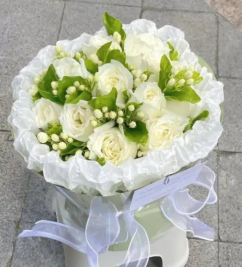 白玫配茉莉花束