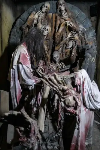 废弃鬼屋热闹非凡的龙门客栈