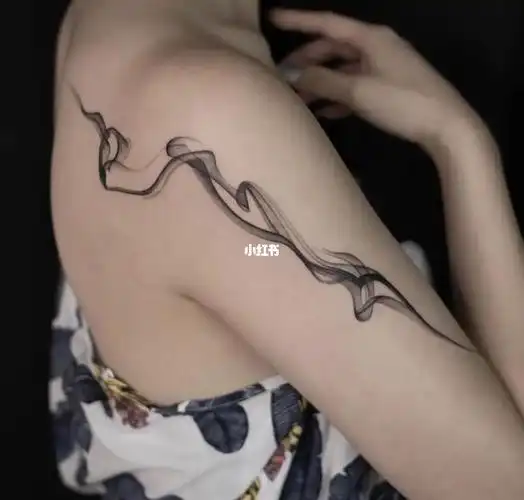 武汉纹身胡子哥烟雾纹身大臂分享