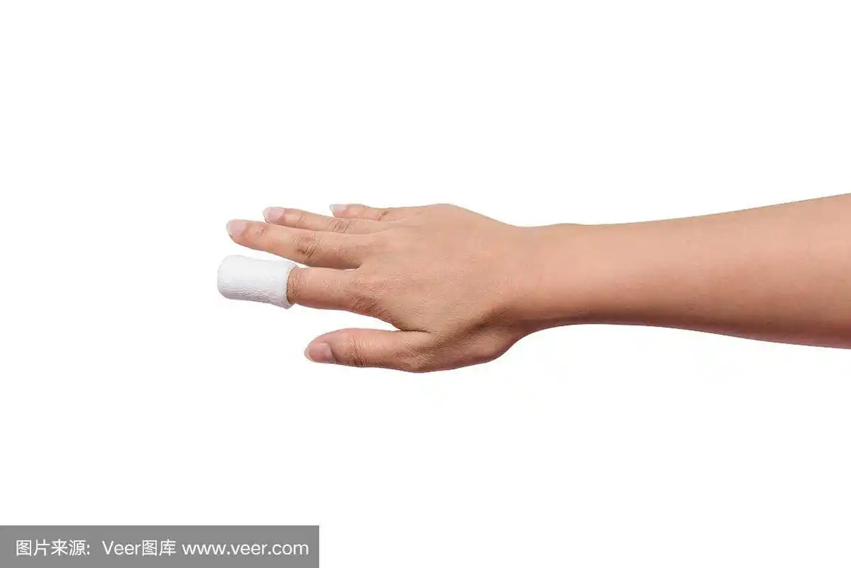 受伤疼痛的手指用白色纱布包扎.孤立在whi