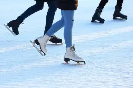在溜冰场的脚 ice-skating 人照片