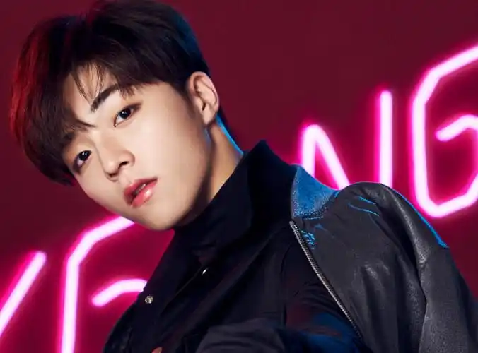 新晋老公陈立农同样的仰视角自拍撞脸火星男孩华晨宇