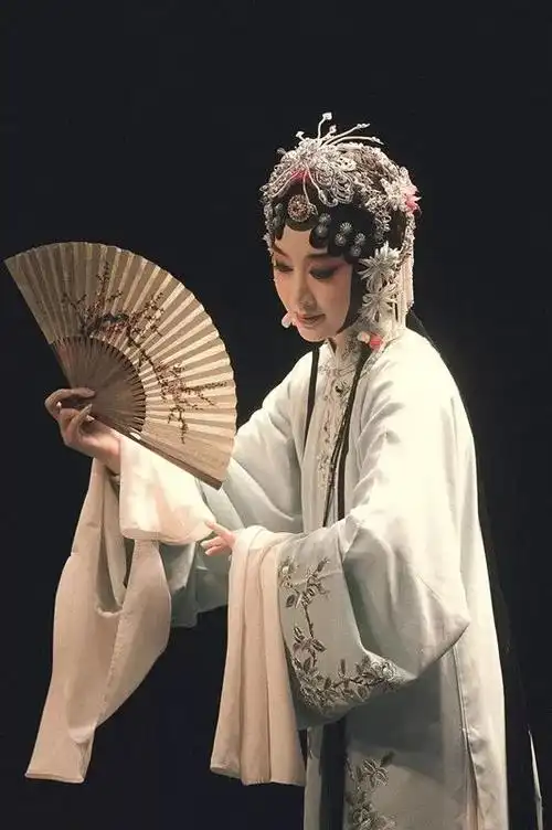 水袖长舞一位青衣女子仿若在茫茫山川间便心生恍惚乍听此水名青衣江