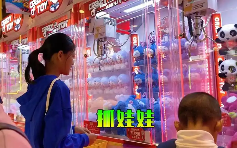 姐弟俩又来抓娃娃啦,这次买了40多个币,看看能抓到几个