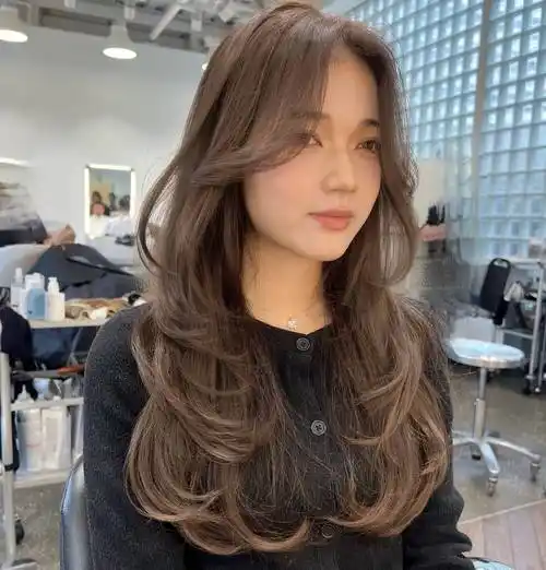 发型新风尚:从狼尾短发烫到时尚扎发,解锁你的百变魅力!