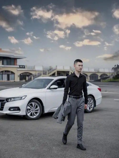 成都男士人车合影