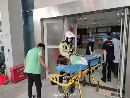 女子骑车不慎摔倒昏迷,铁骑协同救护车紧急护送