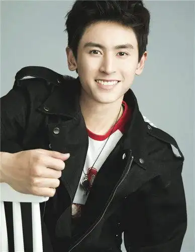 张哲瀚生日写真曝光 萌趣十足尽显青春阳光