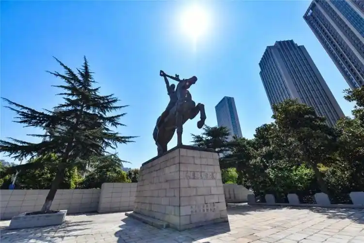 未来属于我,青春正当时,青年广场老地标全新亮相!_腾讯新闻