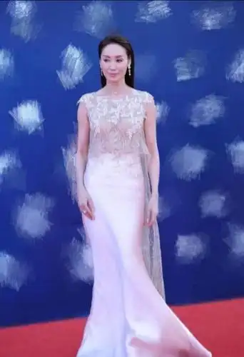 郭可盈身材性感衣品好,穿上蕾丝薄纱连衣裙,塑造出完美身材曲线