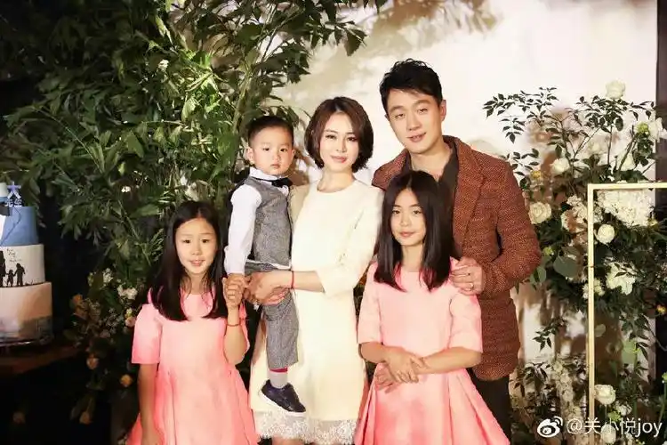 一向比较低调,经常是在全家合照时才露脸的两个宝宝,终于在公开场合