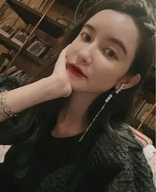 同时,关于张大奕的年龄究竟是多大,她之前在微博小号填写的是1997年