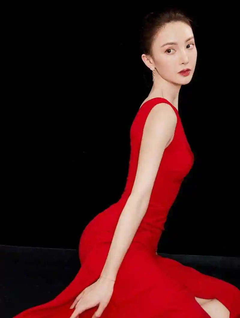 原创金晨高颜值就是任性,大波浪卷发搭配黑色吊带连衣裙,优雅大气