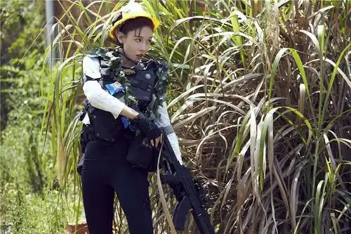 张蓝心手持道具表情冷酷,丁泽仁竖拇指比赞暖心鼓励(图)