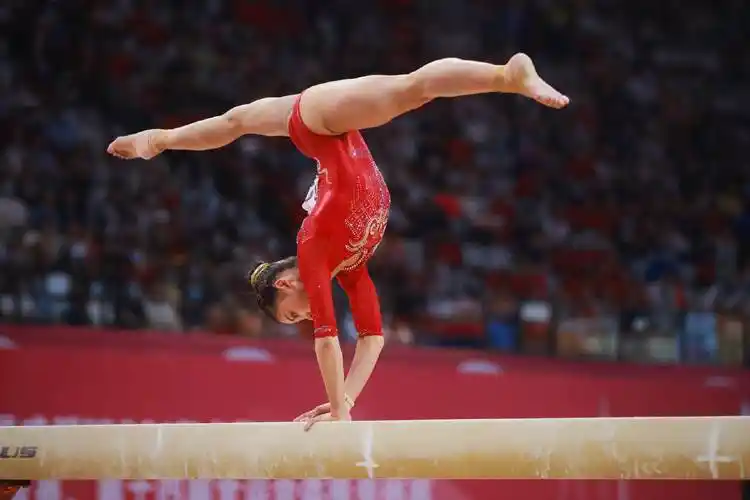 李诗佳在平衡木比赛中(中国体育 鹿麟/摄)