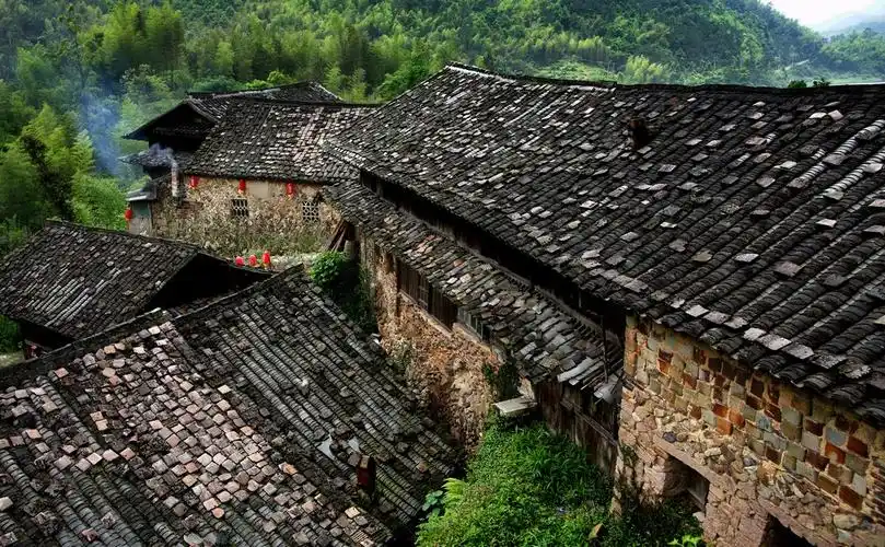 古朴村落▲台州黄岩·布袋坑村花岗村·门前蓝海屋后青山慢悠悠▲温州