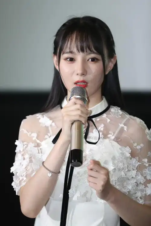 而邵雪聪,在剧中出演百里元隆将军女儿百里茗香,一开始温婉可人,却