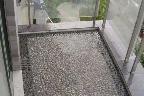 越来越多的人在阳台上铺鹅卵石,相对于地砖鹅卵石有哪些好处?