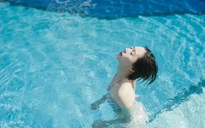 短发泳装美女泳池湿身诱惑写真图片