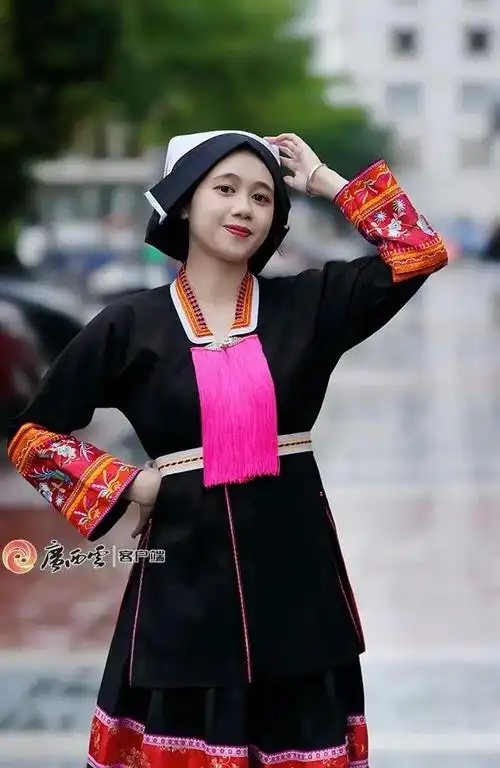 女孩展示田林瑶族服饰.蓝华 摄