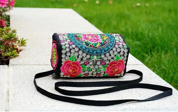 商品详情8cm*17cm*8cm规格>小号亚麻包包产品参数>彝族刺绣斜挎小手提