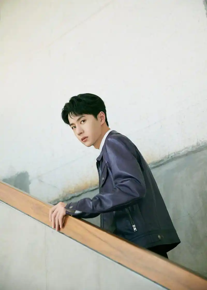 王一博走廊阳光大片 清爽帅气