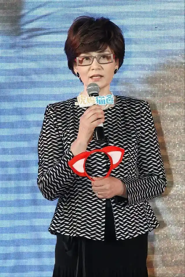 67岁潘虹素颜亮相,穿灰裙无惧脸上皱纹,"贵妃头"满满高级感