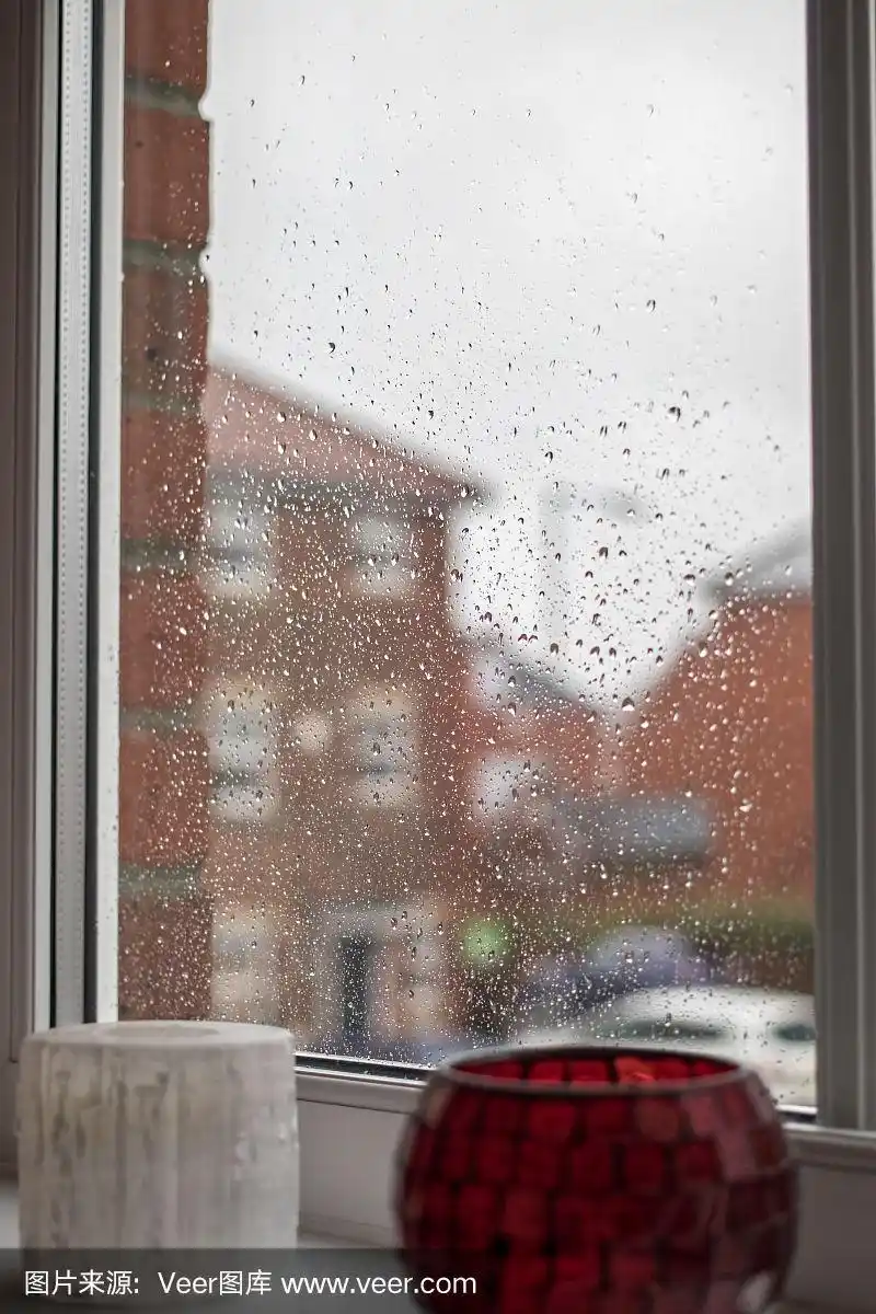 雨天.透过雨水滴在房子窗户上的景色.